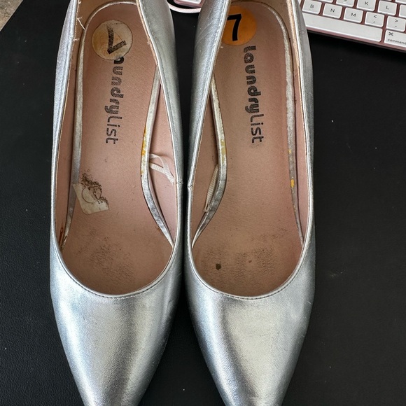 Beautiful silver shoes from laundry list - Picture 2 of 8